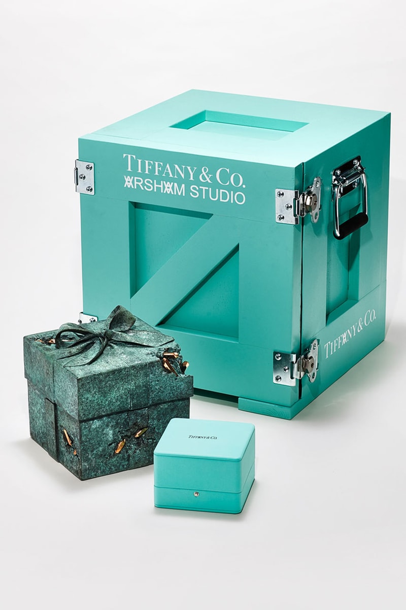 ダニエル・アーシャムがティファニーの包装箱を再考したコラボ作品を制作 Daniel Arsham Tiffany & Co. "Blue Box, Circa 3021"