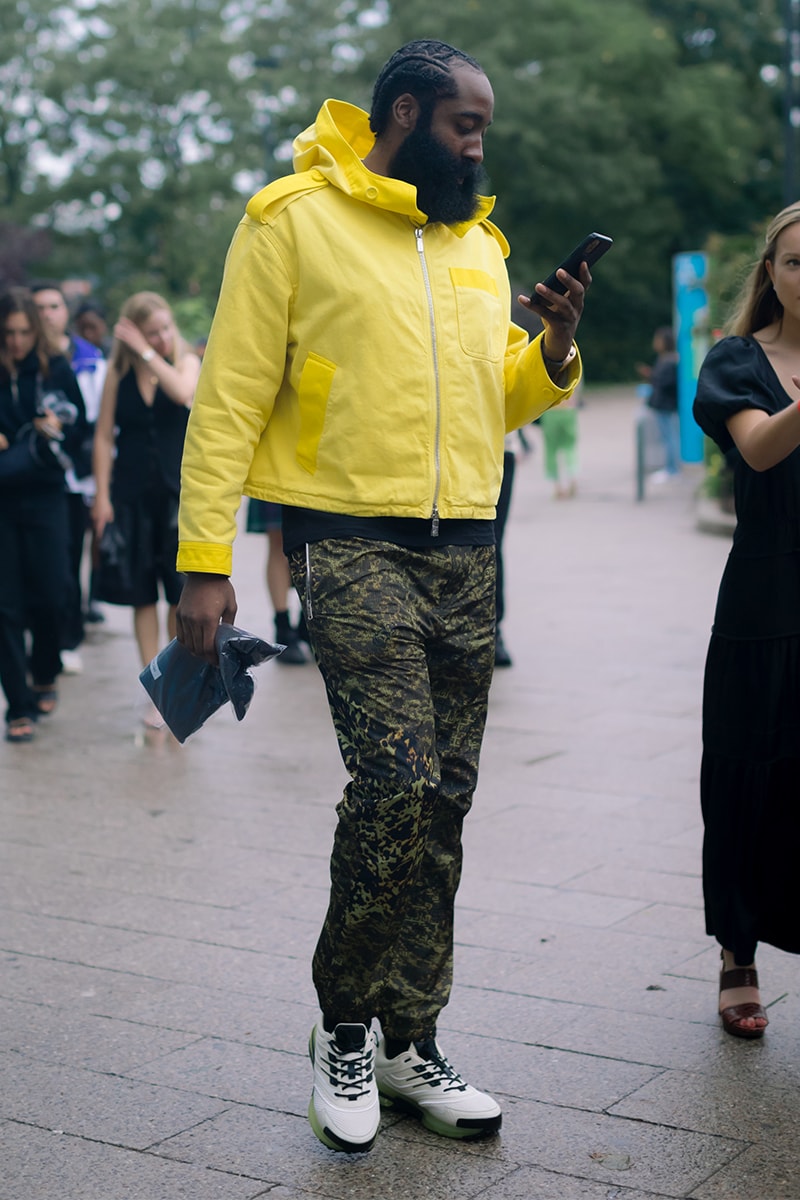 New York Fashion Week SS22 Street Style Looks Audacious Patterns and Vibrant Hues Inform New York Fashion Week SS20 Street Style spring summer 2022 new york city fashion nyc streetstyle moschino monse philip lim peter do prabal gurung nike dunks thom browne peter do proenza schouler