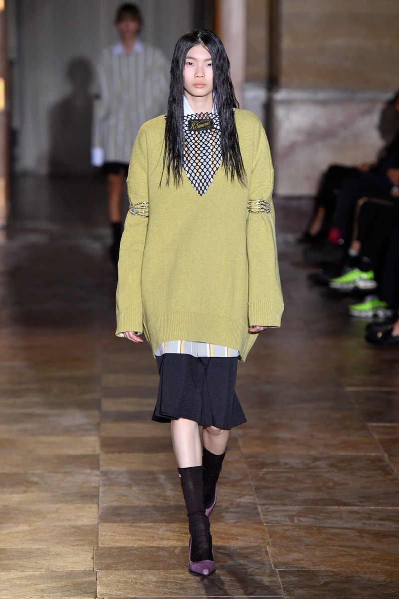 ラフ シモンズ2022年春夏コレクション Raf Simons’ SS22 Collection Reimagines Gendered Silhouettes