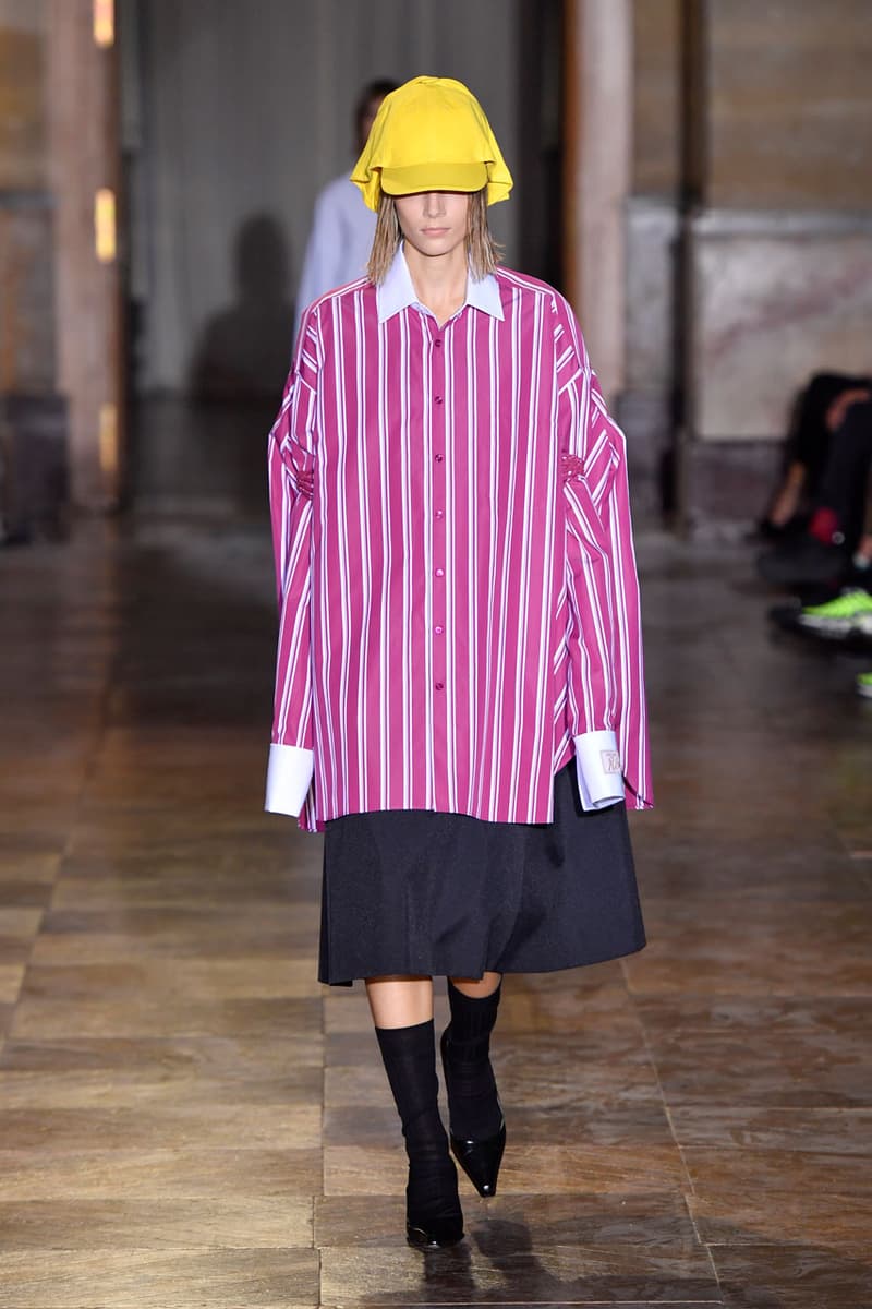 ラフ シモンズ2022年春夏コレクション Raf Simons’ SS22 Collection Reimagines Gendered Silhouettes