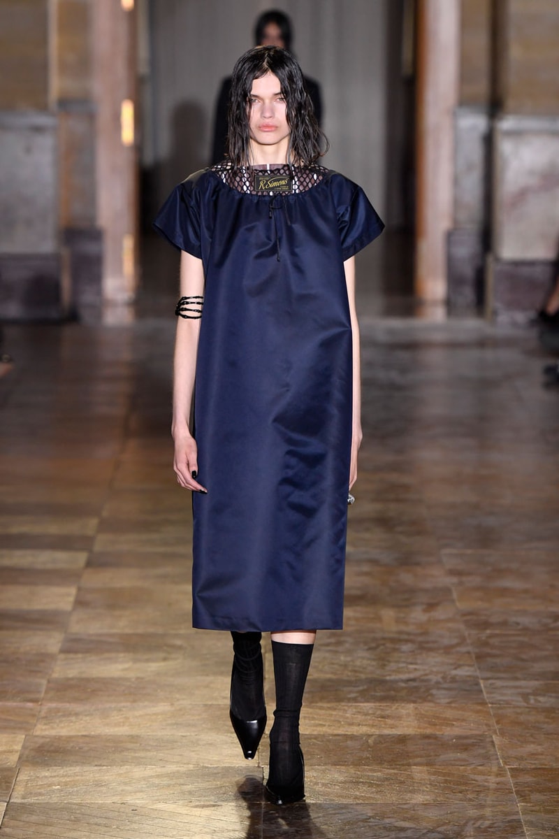 ラフ シモンズ2022年春夏コレクション Raf Simons’ SS22 Collection Reimagines Gendered Silhouettes