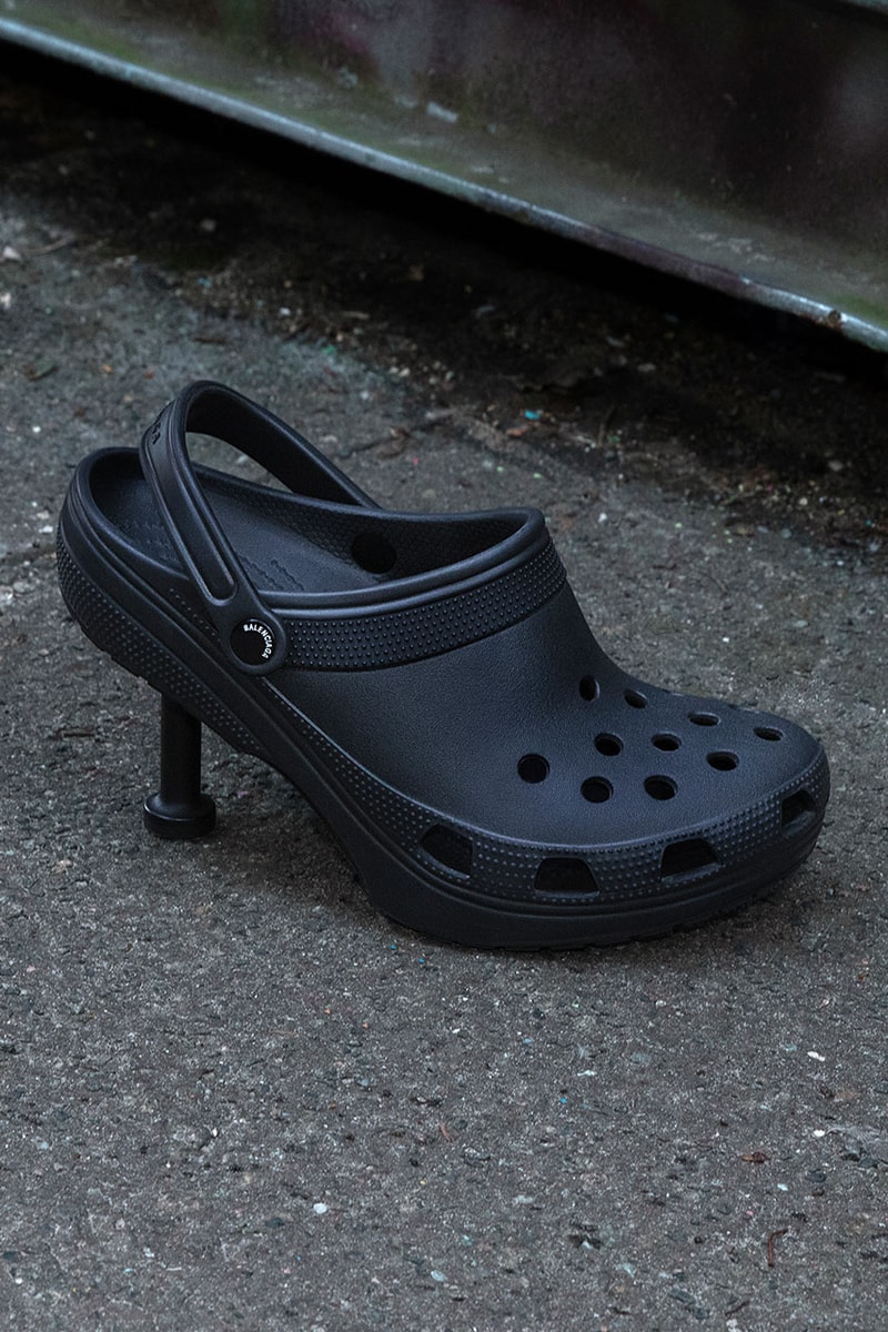 バレンシアガ x クロックスが定番サンダルを再構築したフットウェア2型を発売 balenciaga crocs 2.0 collaboration collection release info