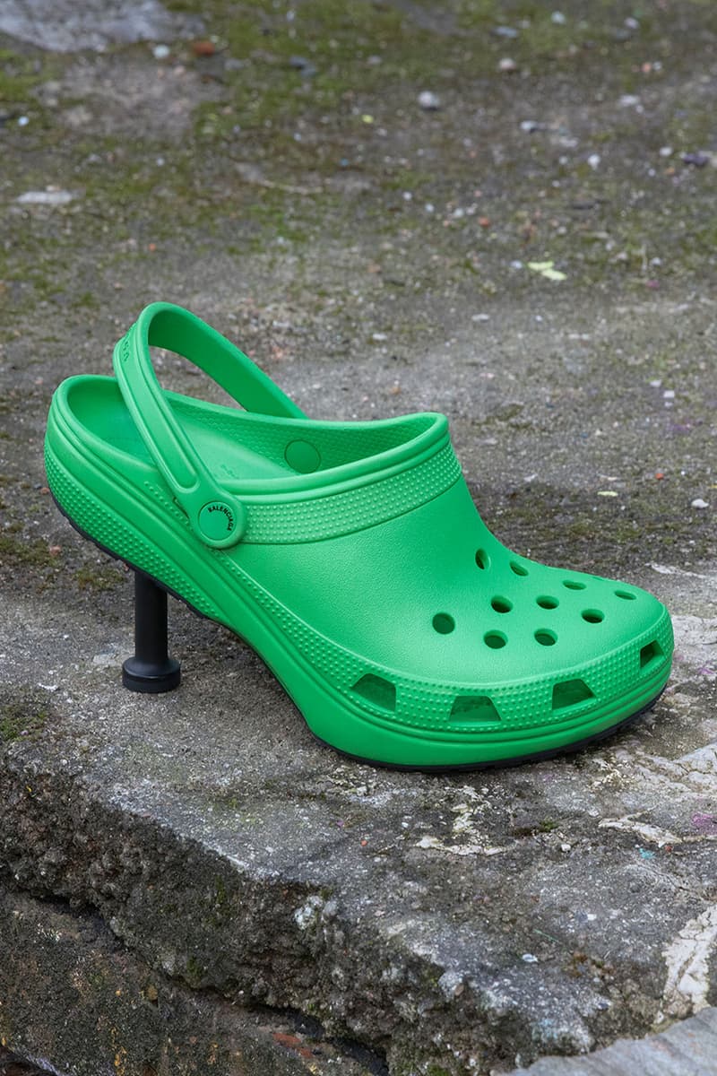 バレンシアガ x クロックスが定番サンダルを再構築したフットウェア2型を発売 balenciaga crocs 2.0 collaboration collection release info