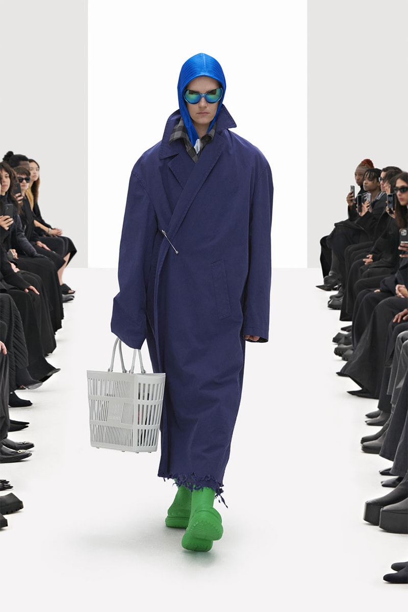 バレンシアガがクロックスの定番サンダルを再構築したコラボラバーブーツを発売 balenciaga crocs collaboration footwear release info 