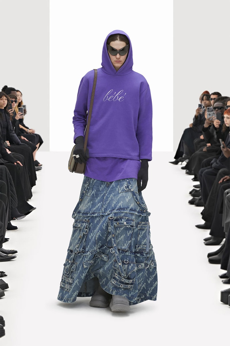 バレンシアガがクロックスの定番サンダルを再構築したコラボラバーブーツを発売 balenciaga crocs collaboration footwear release info 
