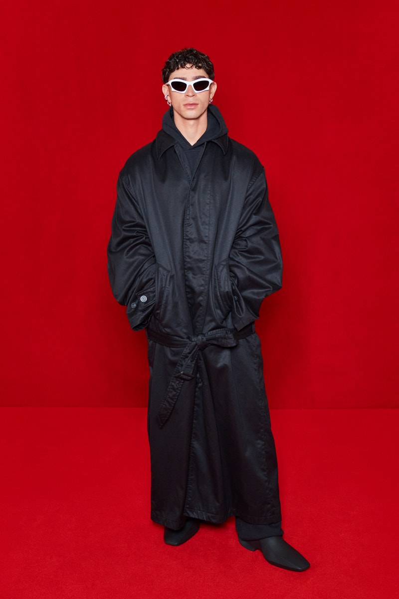 Balenciaga SS22 Reinterprets the Classic Hollywood Red Carpet Balenciaga Spring/Summer 2022 Collection Lookbook simpsons 