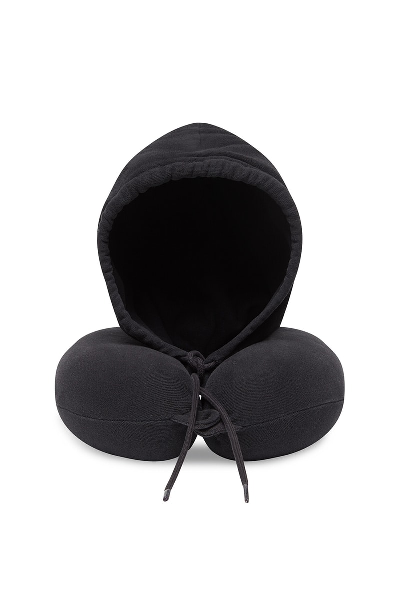 バレンシアガ オブジェクトがフード付きトラベルピローをリリース Balenciaga Travel Pillow Black Medium Fleece Hood Drawstring Snap Closure Cotton Flights Flying Essentials Luxury Travel Demna Gvasalia