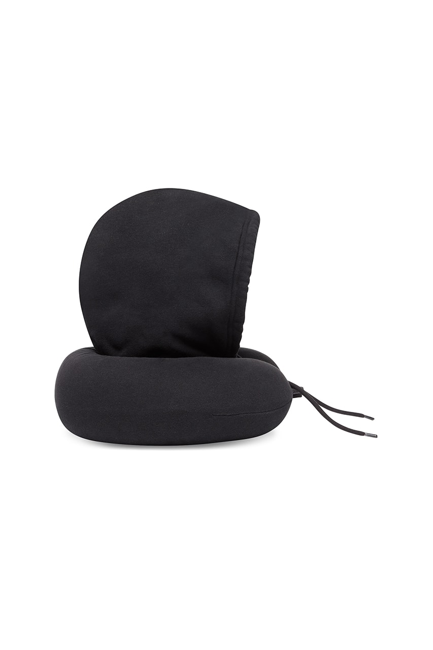 バレンシアガ オブジェクトがフード付きトラベルピローをリリース Balenciaga Travel Pillow Black Medium Fleece Hood Drawstring Snap Closure Cotton Flights Flying Essentials Luxury Travel Demna Gvasalia
