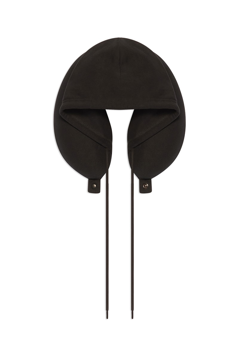 バレンシアガ オブジェクトがフード付きトラベルピローをリリース Balenciaga Travel Pillow Black Medium Fleece Hood Drawstring Snap Closure Cotton Flights Flying Essentials Luxury Travel Demna Gvasalia