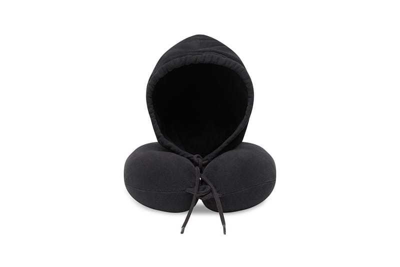 Balenciaga Objects がフード付きトラベルピローをリリース