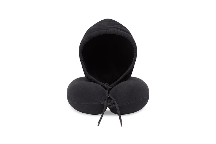 Balenciaga Objects がフード付きトラベルピローをリリース