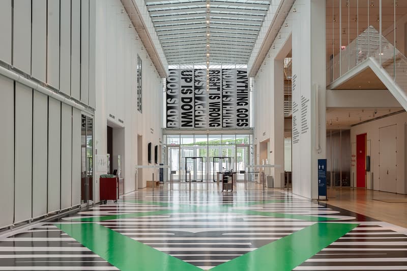 バーバラ・クルーガーがキャリア最大規模の展覧会をシカゴで開催中 Barbara Kruger Art Institute of Chicago Exhibition