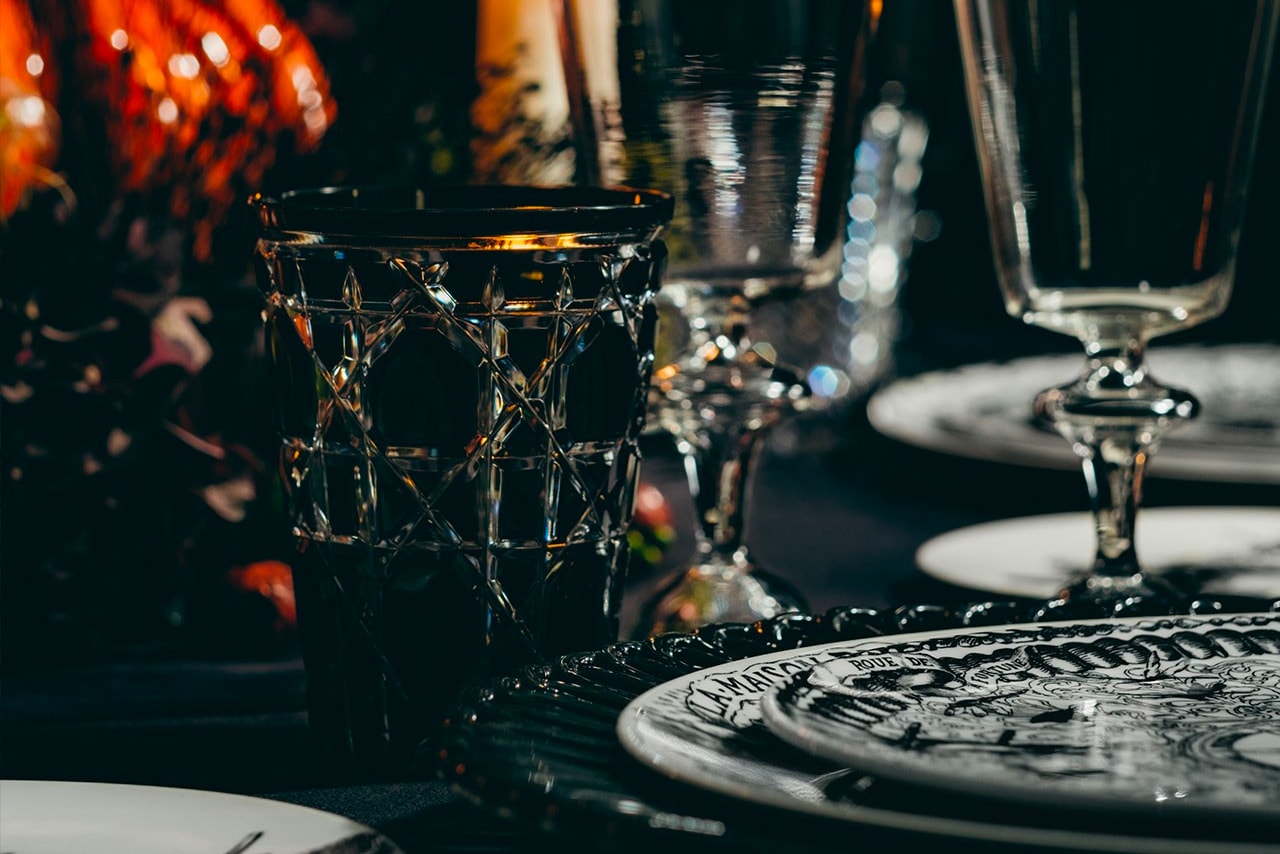 ディオールメゾンが自宅でのハロウィンパーティに最適なホームアクセサリーをリリース Dior Maison Halloween Table Homeware Ceramics Collection Jean Roger Pietro Ruffo Cups Plates Pumpkins Kim Jones Designer Luxury Goods 