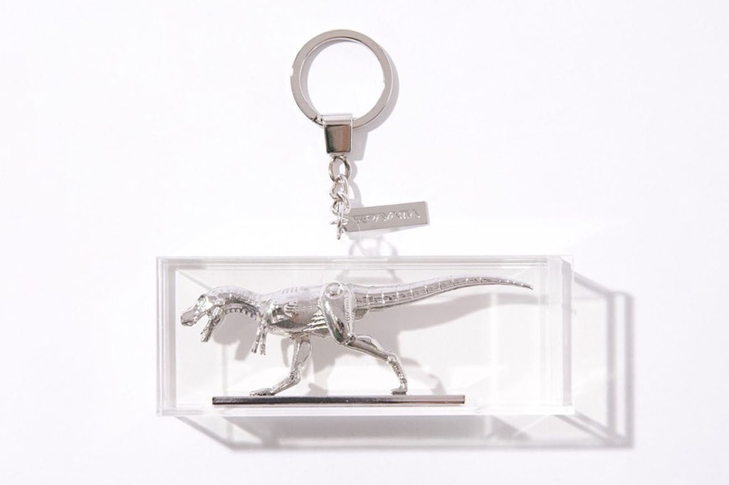 空山基 x ツージーが合金製の “Tレックス”キーチェーンをリリース Hajime Sorayama 2G Tokyo TRex key chain ring accessory metallic transparent box desk decoration logo PROOM THE WORLD release information 