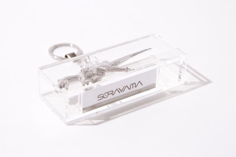 空山基 x ツージーが合金製の “Tレックス”キーチェーンをリリース Hajime Sorayama 2G Tokyo TRex key chain ring accessory metallic transparent box desk decoration logo PROOM THE WORLD release information 