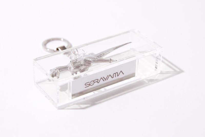 空山基 x ツージーが合金製の “Tレックス”キーチェーンをリリース Hajime Sorayama 2G Tokyo TRex key chain ring accessory metallic transparent box desk decoration logo PROOM THE WORLD release information 