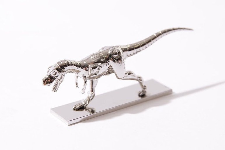 空山基 x ツージーが合金製の “Tレックス”キーチェーンをリリース Hajime Sorayama 2G Tokyo TRex key chain ring accessory metallic transparent box desk decoration logo PROOM THE WORLD release information