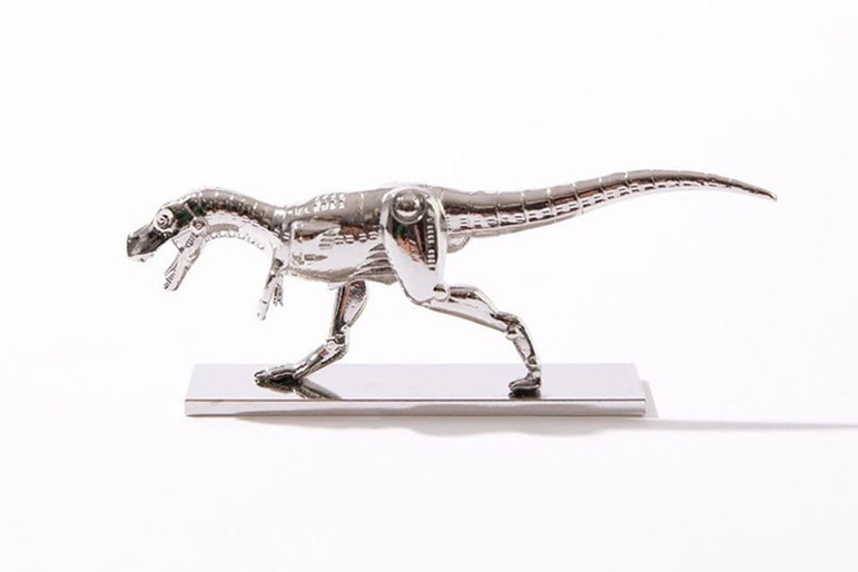 空山基 x ツージーが合金製の “Tレックス”キーチェーンをリリース Hajime Sorayama 2G Tokyo TRex key chain ring accessory metallic transparent box desk decoration logo PROOM THE WORLD release information