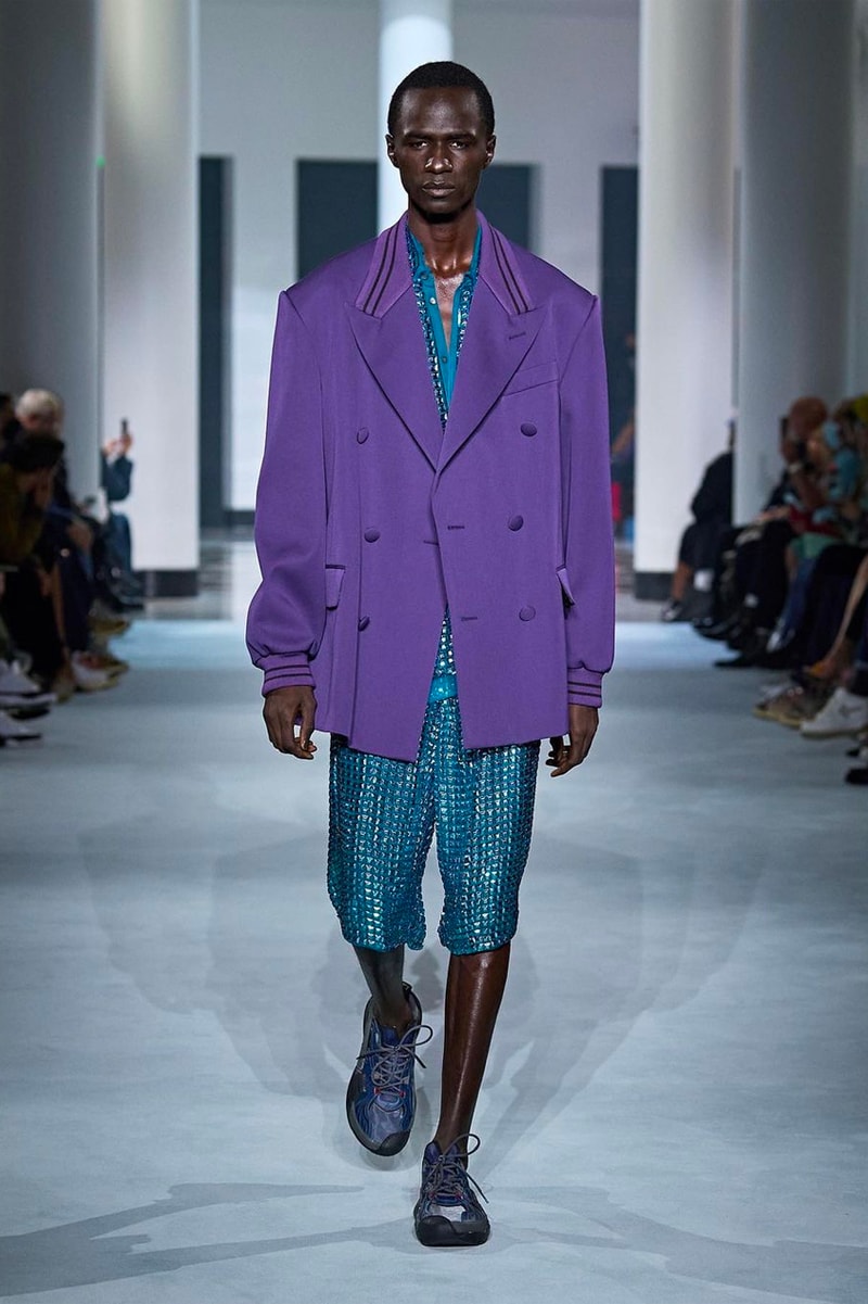 ランバンが2022年春夏コレクションで『バットマン』とのコラボアイテムを発表 Lanvin Curb Sneaker Batman Mask Paris Fashion Week 2021 SS21 Warner Bros. DC Comics Superhero Vigilante Collaboration Closer Look Runway Suit Blazer The Joker