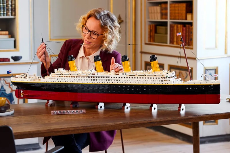 レゴ®が9,090ピースで構築する1/200スケールのタイタニック号セットを発売 LEGO 9090 Piece RMS Titanic Largest Official Set Ever 1.35 meters 135 cm largest biggest longest maritime cruise ship stand nameplate three instruction books release info 