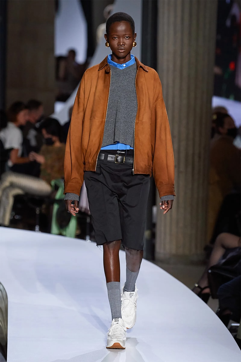 ミュウミュウがニューバランスとの初コラボとなる574を披露 Miu Miu New Balance 574 white beige release date info store list buying guide photos price paris fashion week 