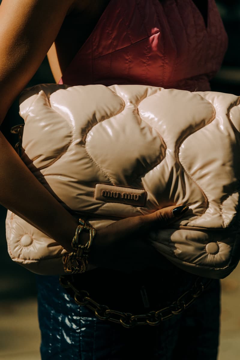 ストリートスタイル：22年春夏パリ・ファッションウィーク・ウィメンズ  Paris Fashion Week SS22 Women Street Style Looks pfw louis vuitton balenciaga givenchy miu miu thom browne fashion Paris Fashion Week SS22 Street Style Paris Fashion Week ss22 Street Style Shows off Masterful Layering and Oversized Tailoring streetstyle street style