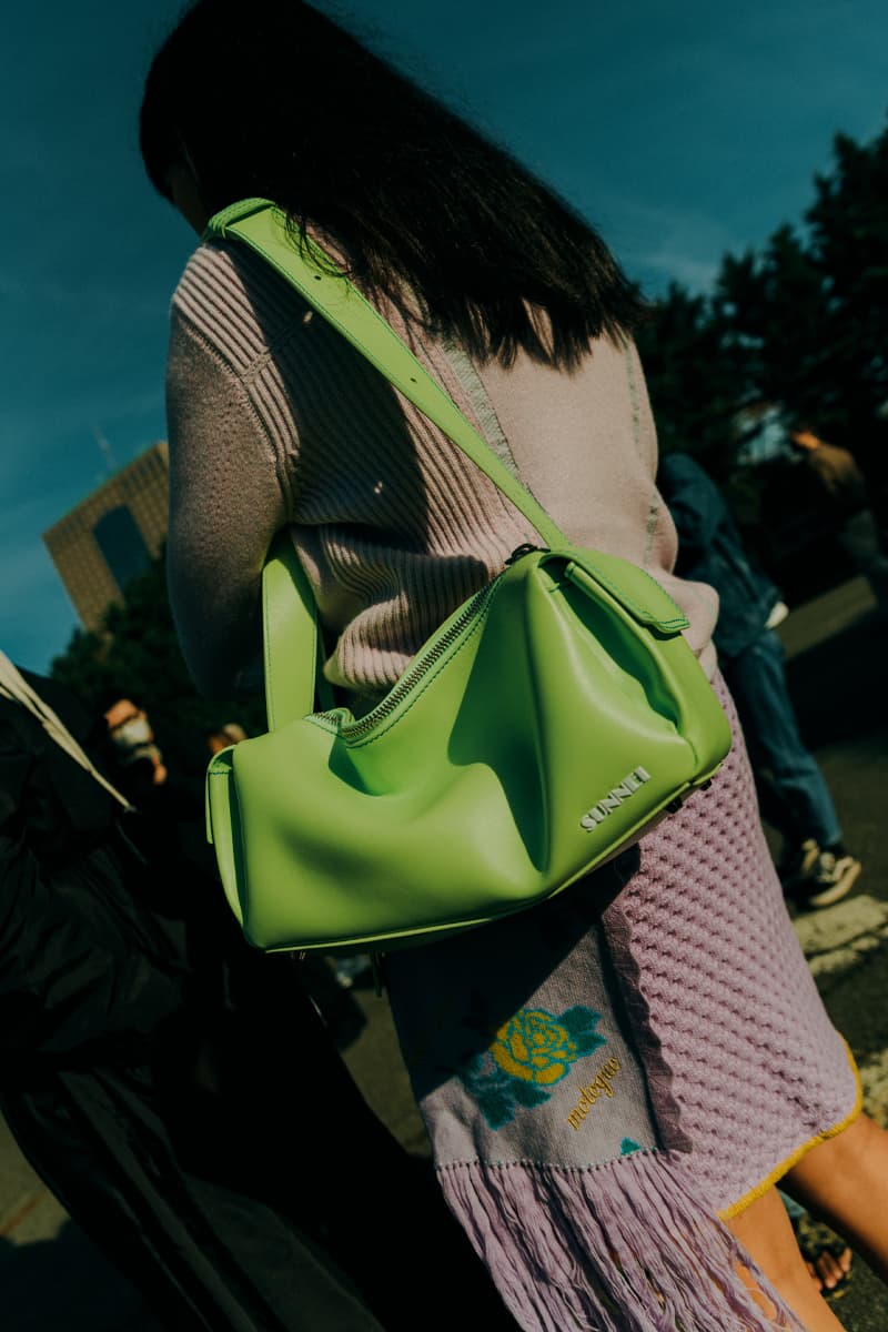 ストリートスタイル：22年春夏パリ・ファッションウィーク・ウィメンズ  Paris Fashion Week SS22 Women Street Style Looks pfw louis vuitton balenciaga givenchy miu miu thom browne fashion Paris Fashion Week SS22 Street Style Paris Fashion Week ss22 Street Style Shows off Masterful Layering and Oversized Tailoring streetstyle street style