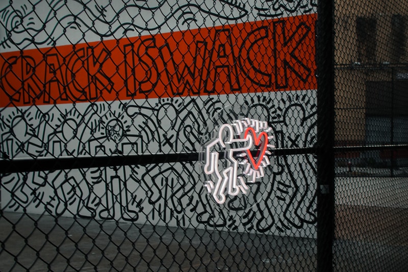 英国発のイエローポップからキース・ヘリングの作品をモチーフにしたネオンサインが登場 Keith Haring Yellowpop neon sign light New York barking dog graffiti tagging