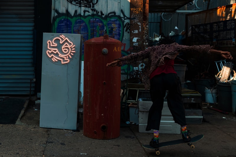 英国発のイエローポップからキース・ヘリングの作品をモチーフにしたネオンサインが登場 Keith Haring Yellowpop neon sign light New York barking dog graffiti tagging