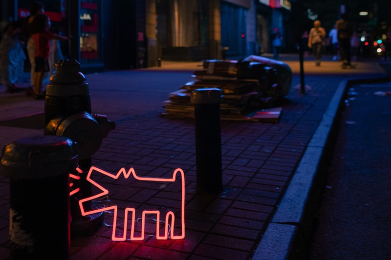 英国発のイエローポップからキース・ヘリングの作品をモチーフにしたネオンサインが登場 Keith Haring Yellowpop neon sign light New York barking dog graffiti tagging