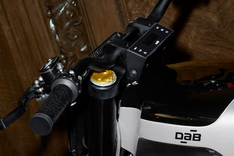 Burberry がフランスのバイクメーカー DAB Motors とのコラボレーション電動バイクを発売