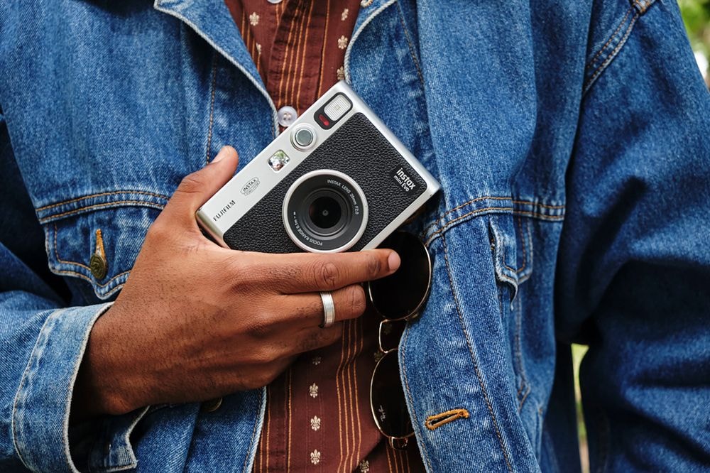100通りの撮影エフェクトが楽しめる最新インスタントカメラ instax mini Evoが誕生 FUJIFILM'S NEW INSTAX MINI EVO CAMERA COMES WITH 10 LENS MODES