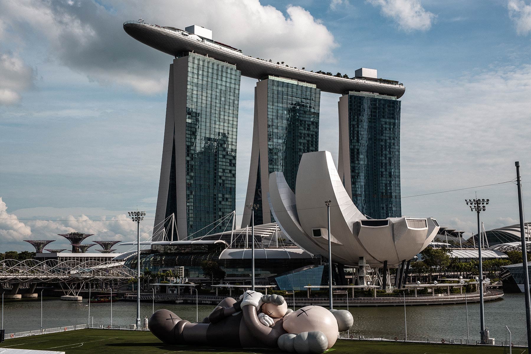シンガポール・マリーナベイに上陸した“カウズ:ホリデイ”が裁判所から展示中止を命じられる KAWS:HOLIDAY Singapore Ordered To Stop The Ryan Foundation Court Order Info AllRightsReserved 