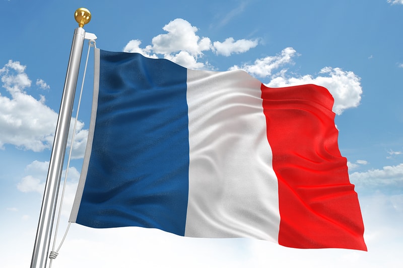 エマニュエル・マクロン大統領がフランス国旗の色味を“勝手に”変更していたことが判明　Macron secretly changed the French flag’s bright blue to navy