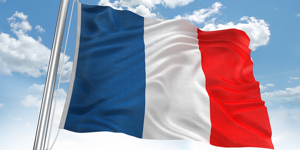 フランス国旗の色味が 勝手に 変更されていたことが判明 Hypebeast Jp