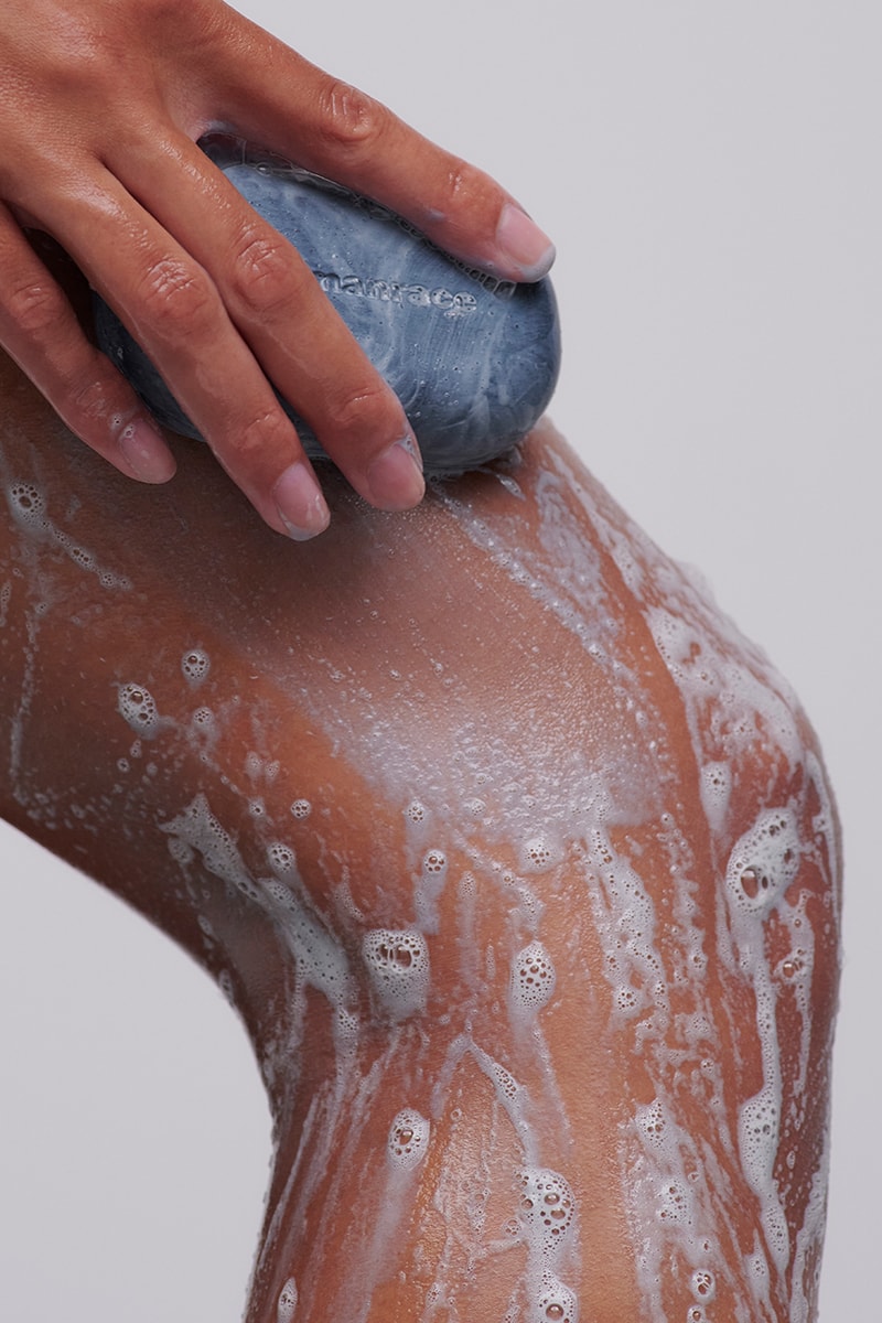 ファレル・ウィリアムスによるスキンケアブランド ヒューマンレースが新作ボディバーを発売 pharrell humanrace bodycare whiteclay body bar ceramic dish charcoal body bar release info store list buying guide photos price 