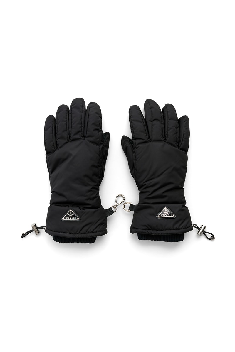 プラダからシルバーのトグルとカラビナを備えた新作グローブが登場 Prada Re-Nylon Padded Gloves Black Fall Winter 2021 Accessory Soft Fleece Raf Simons Miccuia Prada Tres Bien Designer Luxury Gifts for Him Presents Xmas Christmas What to Buy 