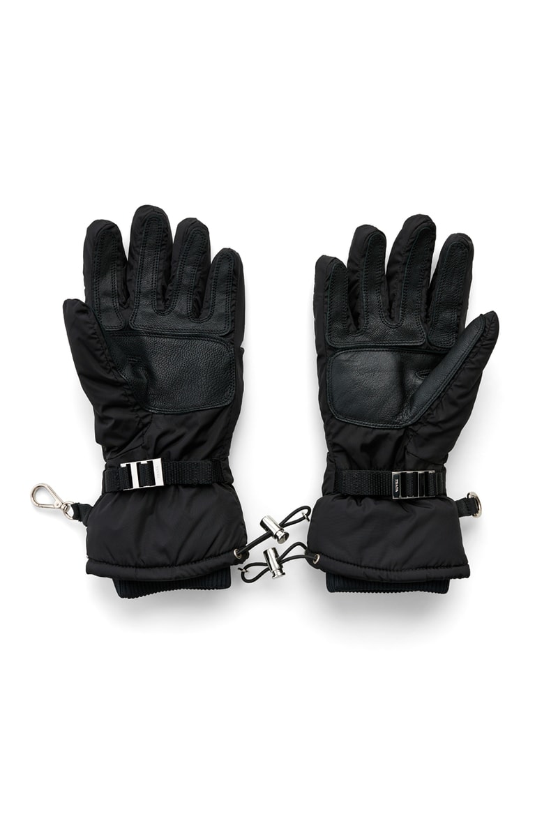 プラダからシルバーのトグルとカラビナを備えた新作グローブが登場 Prada Re-Nylon Padded Gloves Black Fall Winter 2021 Accessory Soft Fleece Raf Simons Miccuia Prada Tres Bien Designer Luxury Gifts for Him Presents Xmas Christmas What to Buy 
