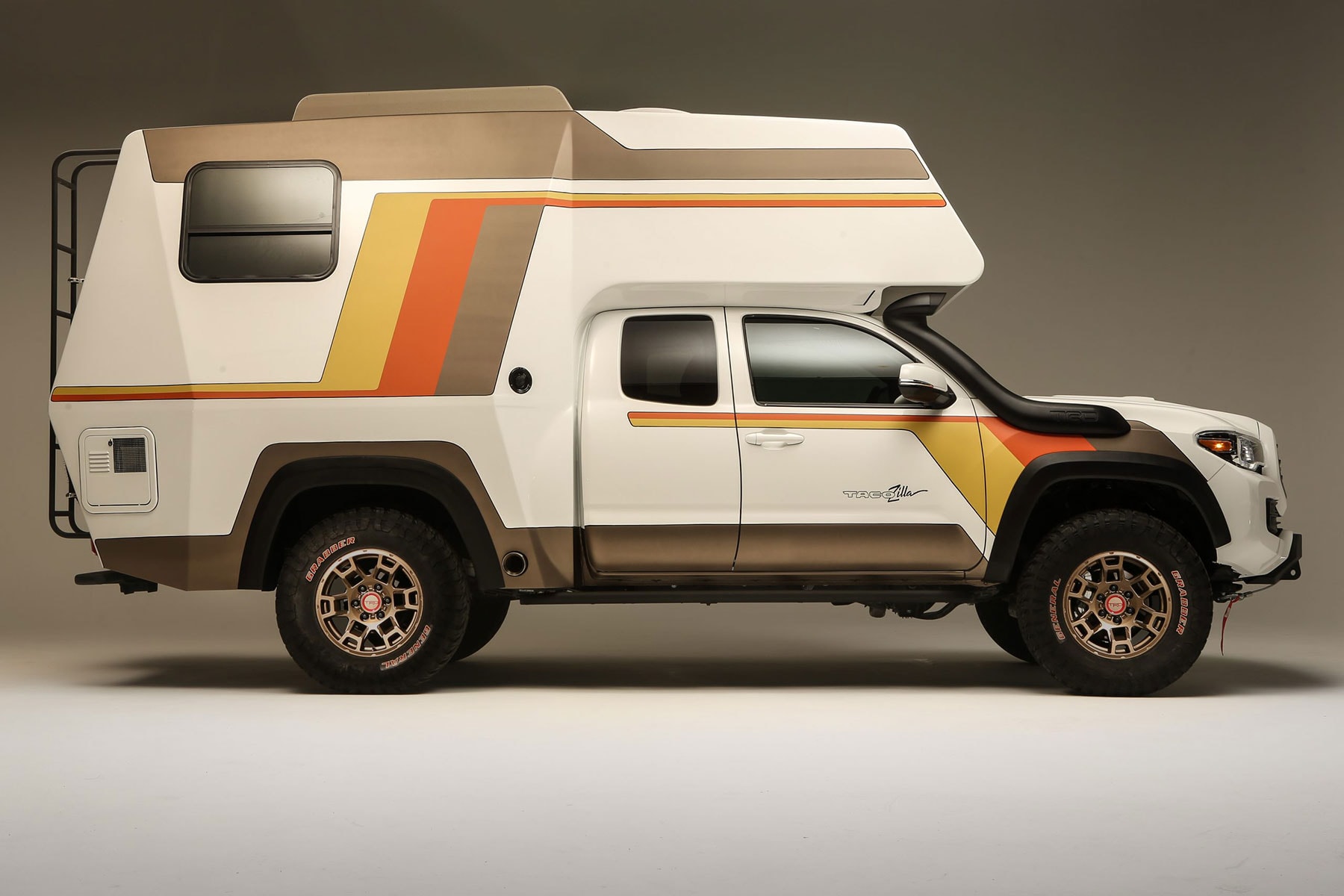 米トヨタが1970年代のキャンピングカーをモチーフとした新型モデルを世界初公開 Toyota 2021 SEMA Tacozilla Tacoma Camper Overlanding Rig info trucks 4x4 