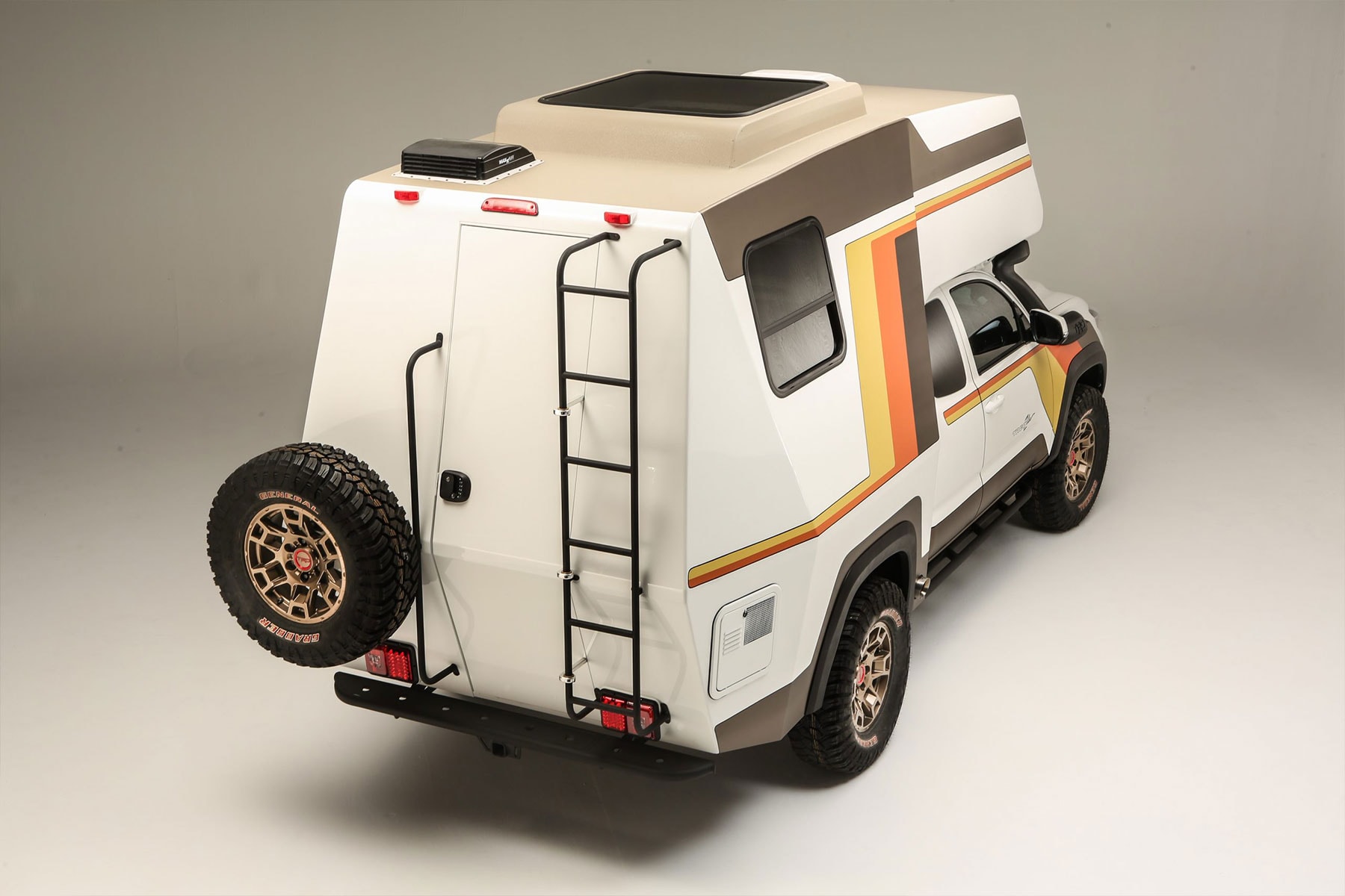 米トヨタが1970年代のキャンピングカーをモチーフとした新型モデルを世界初公開 Toyota 2021 SEMA Tacozilla Tacoma Camper Overlanding Rig info trucks 4x4 