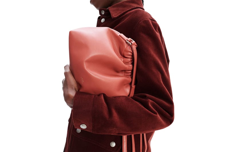 A.P.C. が再生素材を用いた代替レザーの新バッグラインをローンチ