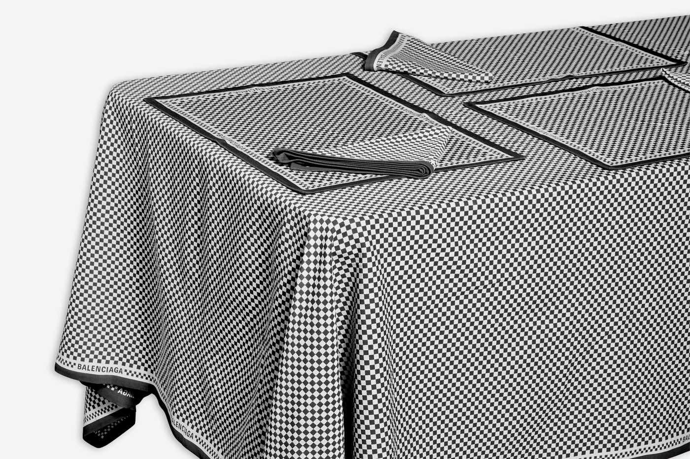 バレンシアガオブジェクトがチェッカーボード柄のビストロテーブルセットを発売 Balenciaga bistro table set tablecloth place mat napkin jacquard made in italy release info