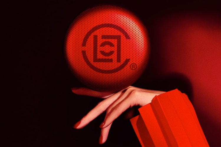 Bang & Olufsen x CLOT が真っ赤に染め上げたポータブルスピーカー Beosound A1 を発売