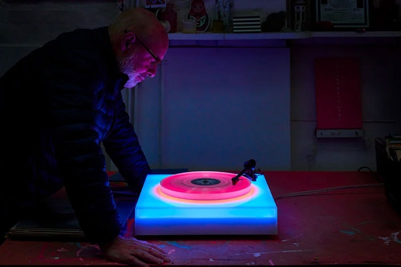 ブライアン・イーノがデザインしたターンテーブルが50台限定で販売中 Brian Eno Color-Changing LED Turntable Release Info London's Paul Stolper Gallery UK beams lights blue green purple pink yellow