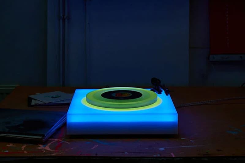 ブライアン・イーノがデザインしたターンテーブルが50台限定で販売中 Brian Eno Color-Changing LED Turntable Release Info London's Paul Stolper Gallery UK beams lights blue green purple pink yellow