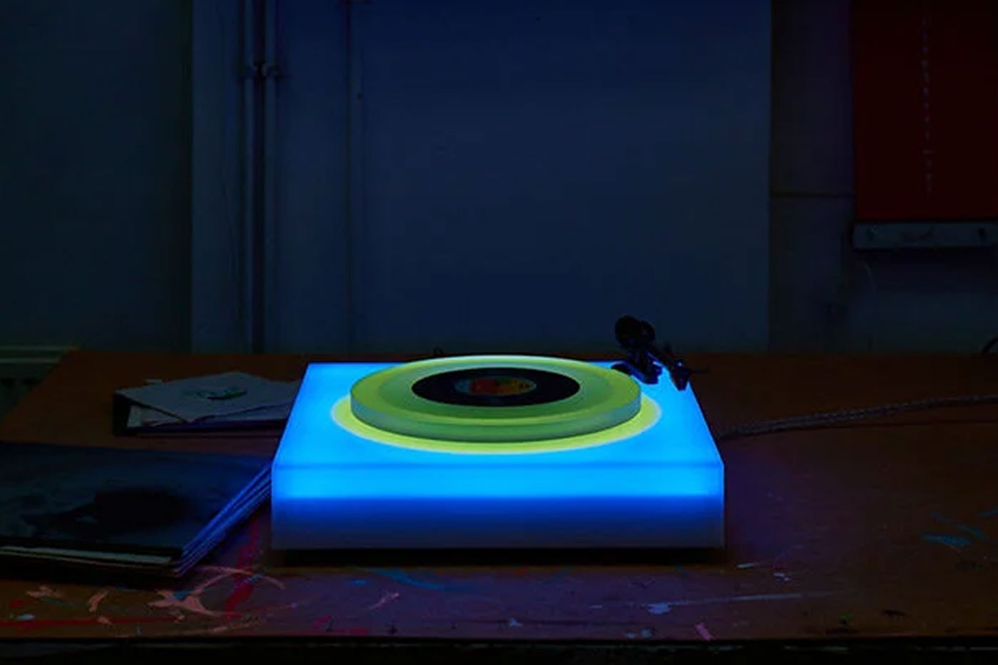 ブライアン・イーノがデザインしたターンテーブルが50台限定で販売中 Brian Eno Color-Changing LED Turntable Release Info London's Paul Stolper Gallery UK beams lights blue green purple pink yellow
