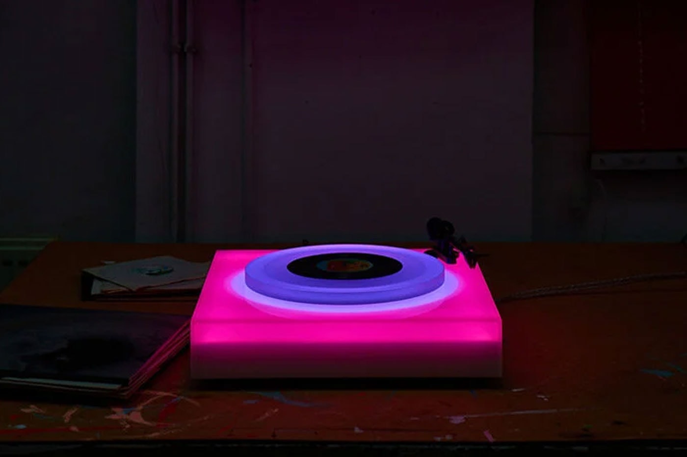 ブライアン・イーノがデザインしたターンテーブルが50台限定で販売中 Brian Eno Color-Changing LED Turntable Release Info London's Paul Stolper Gallery UK beams lights blue green purple pink yellow