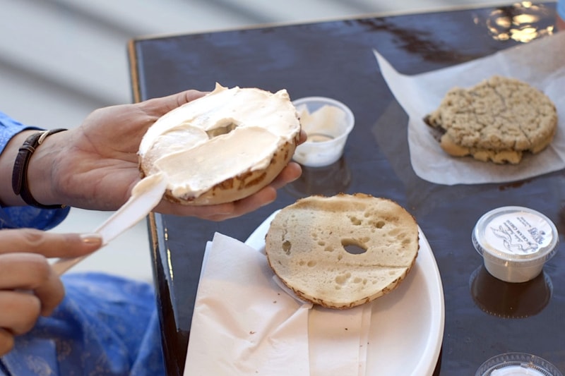 新型コロナの影響からニューヨークのベーグルショップが軒並みクリームチーズ不足に陥る US Bagel Stores Cream Cheese Shortage Info food & beverage new york city supply chain spreads