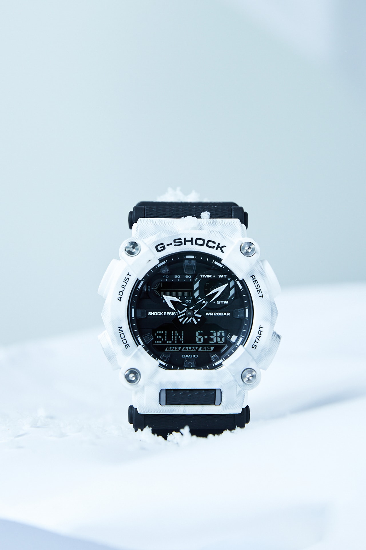 Gショックが新たなカモフラージュシリーズを発売 G-shock four new models octagonal GAE-2100, the square case DW-5600, the sporty analog-digital combination GA-2200 and the rugged and powerful Ga-900 snow camouflage design DW5600GC-7 GA2200GC-7A  GA900GC-7A GAE2100GC-7A winter wear outwear sportswear all-white base styles