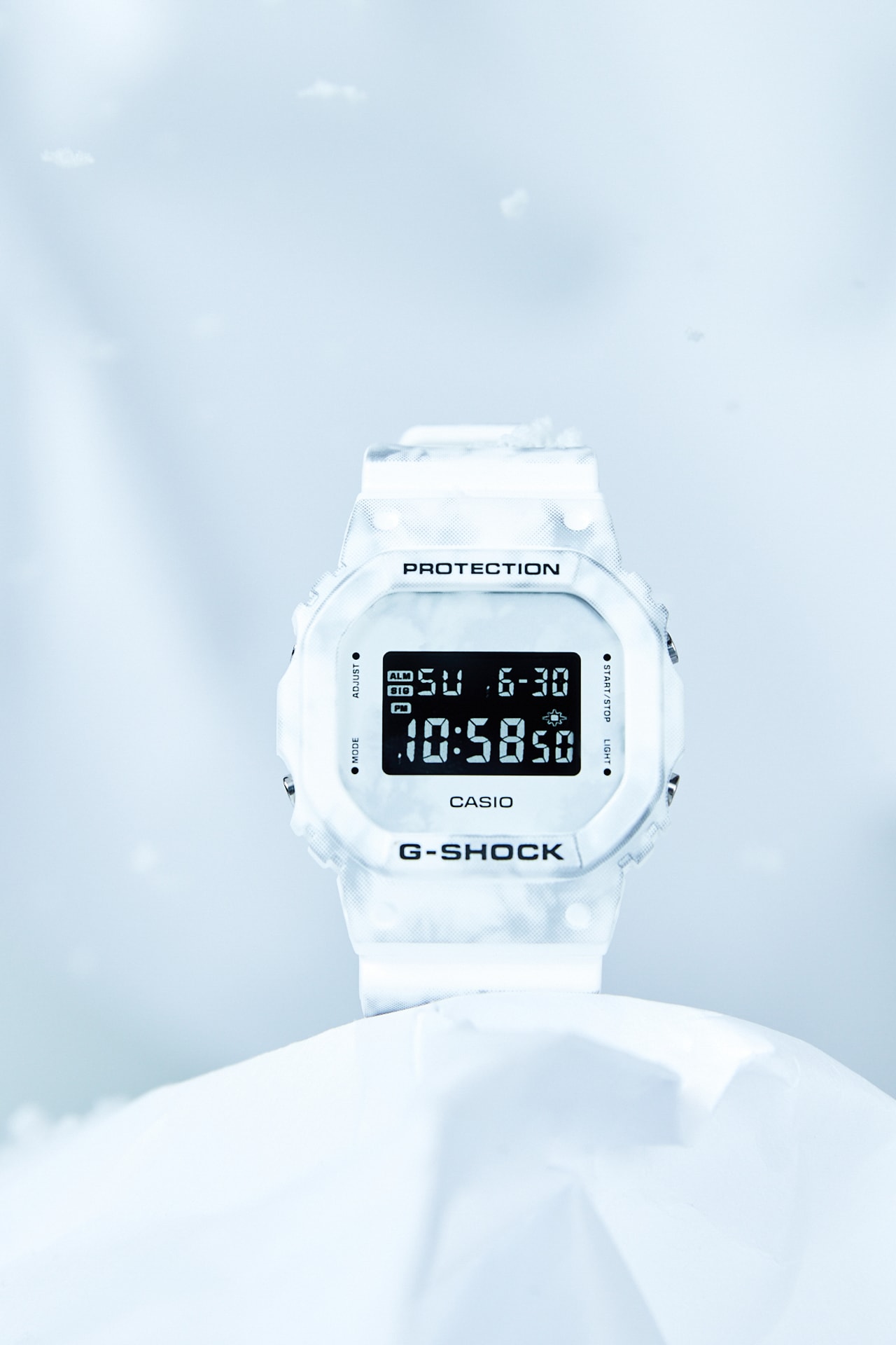 Gショックが新たなカモフラージュシリーズを発売 G-shock four new models octagonal GAE-2100, the square case DW-5600, the sporty analog-digital combination GA-2200 and the rugged and powerful Ga-900 snow camouflage design DW5600GC-7 GA2200GC-7A  GA900GC-7A GAE2100GC-7A winter wear outwear sportswear all-white base styles